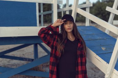 Nehir kıyısındaki sahilde akşam fotoğraf çekimi.