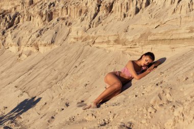 Genç bir kızın yaz fotoğraf çekimi