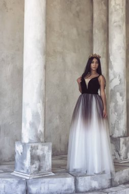 Uzun elbiseli güzel esmer