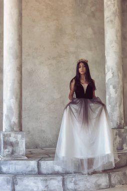 Uzun elbiseli güzel esmer