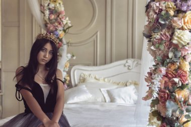 Uzun elbiseli güzel esmer