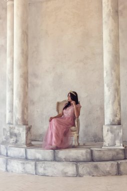 Uzun elbiseli güzel esmer