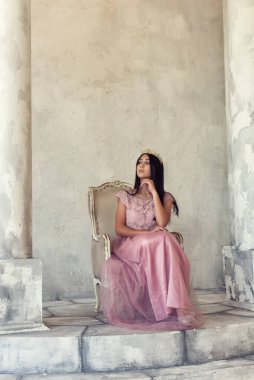 Uzun elbiseli güzel esmer