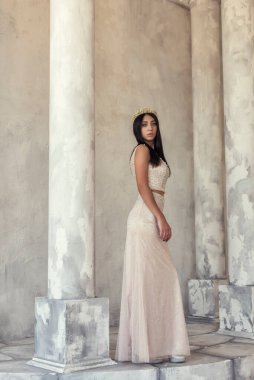 Uzun elbiseli güzel esmer