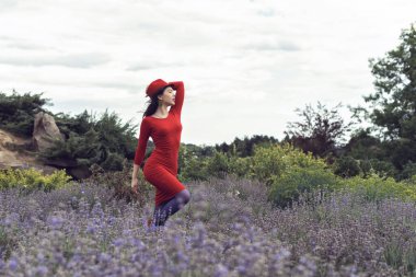 Yaz bahçesinde bir kızla yürü.