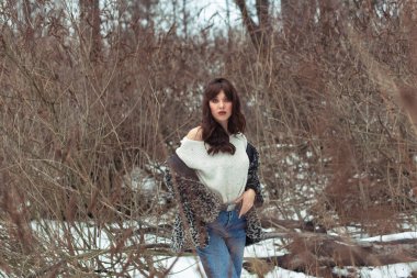 Karlı bir parkta kış yürüyüşü