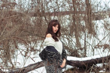 Karlı bir parkta kış yürüyüşü