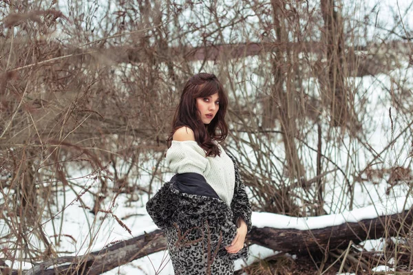 Karlı bir parkta kış yürüyüşü