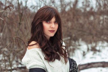 Karlı bir parkta kış yürüyüşü