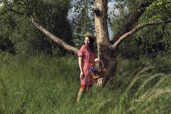 夏の庭の女の子と歩く — ストック写真