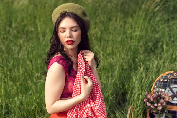 夏の庭の女の子と歩く — ストック写真