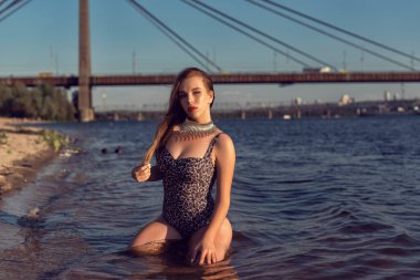 Akşam kumsalındaki tombul kız.