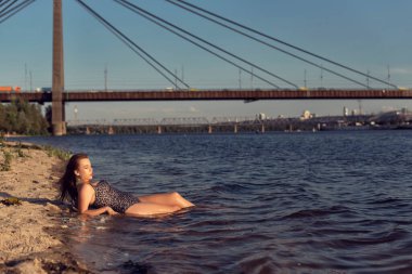 Akşam kumsalındaki tombul kız.