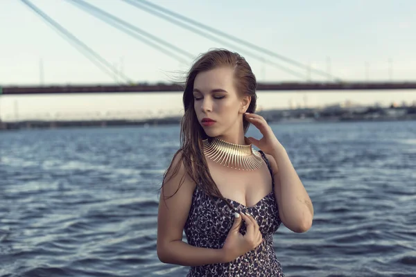 Akşam kumsalındaki tombul kız.