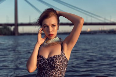 Akşam kumsalındaki tombul kız.