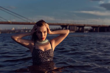 Akşam kumsalındaki tombul kız.