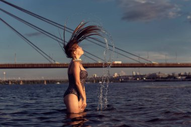 Akşam kumsalındaki tombul kız.