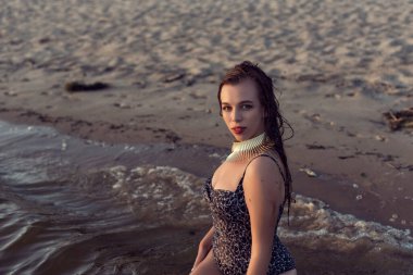 Akşam kumsalındaki tombul kız.