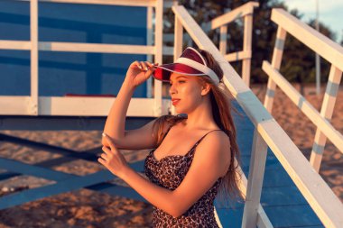 Akşam kumsalındaki tombul kız.