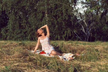 Parkta genç bir kadınla yürüyorum.