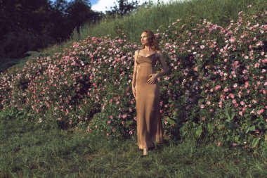 Parkta genç bir kadınla yürüyorum.