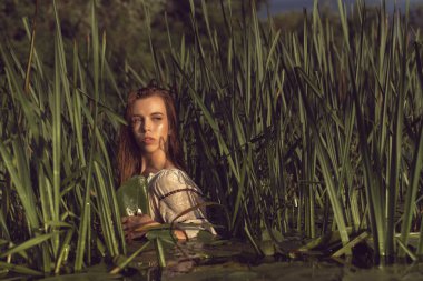 Gölde nakışlı elbiseli bir kız.