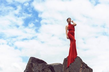 Parktaki kısa saçlı kız.