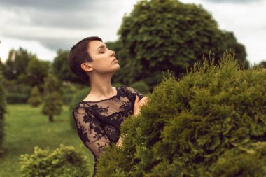 Parktaki kısa saçlı kız.