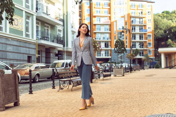 Caminar Con Una Morena Una Ciudad Verano — Foto de Stock