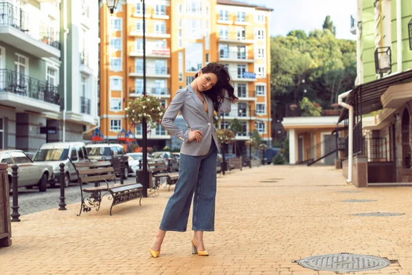 Caminar Con Una Morena Una Ciudad Verano — Foto de Stock