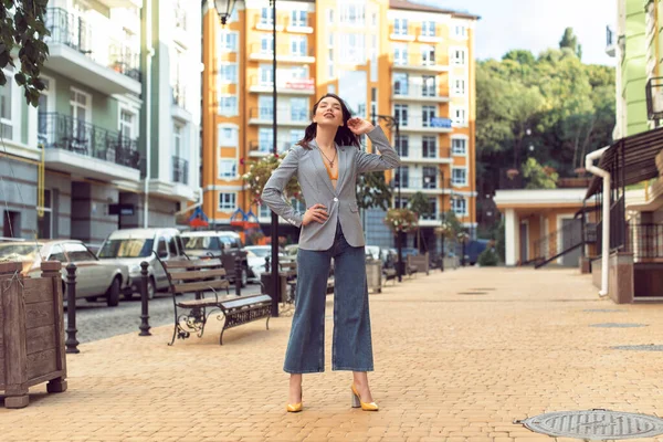 Caminar Con Una Morena Una Ciudad Verano — Foto de Stock