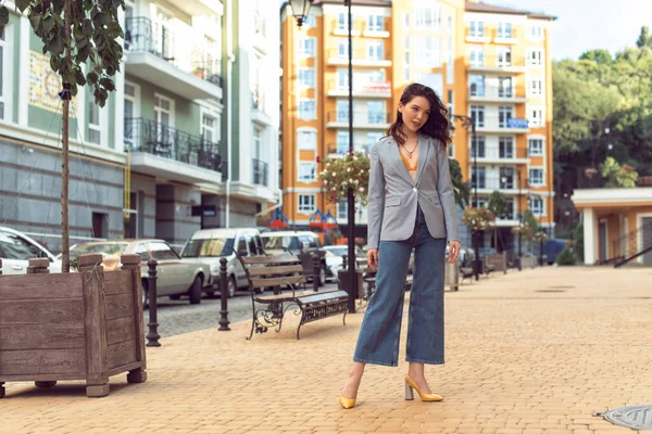 Caminar Con Una Morena Una Ciudad Verano — Foto de Stock