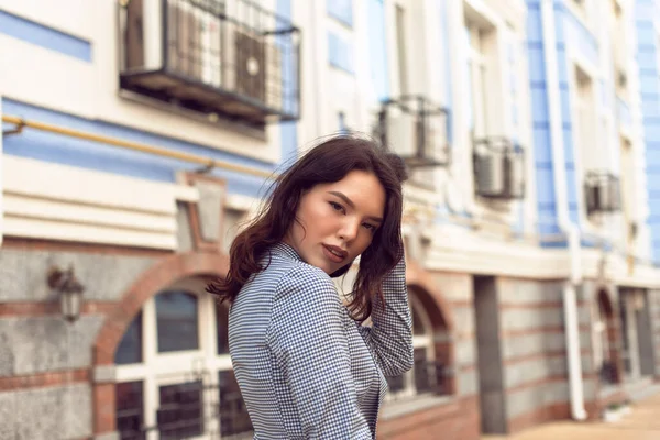 Caminar Con Una Morena Una Ciudad Verano — Foto de Stock