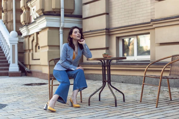 Caminar Con Una Morena Una Ciudad Verano — Foto de Stock