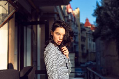 Bir yaz şehrinde bir esmerle yürüyorum