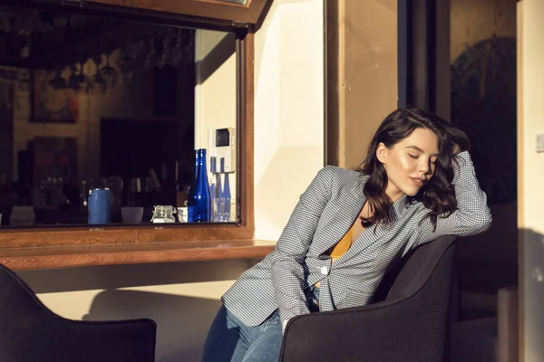 Caminar Con Una Morena Una Ciudad Verano — Foto de Stock