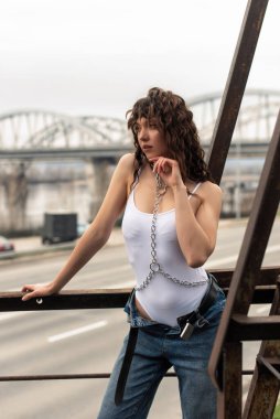 Beyaz elbiseli kıvırcık kız