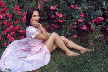 Bahar parkında genç bir kadın