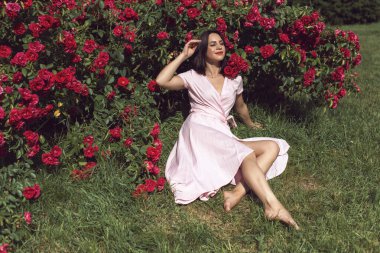 Bahar parkında genç bir kadın