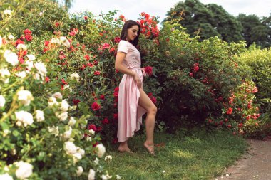 Bahar parkında genç bir kadın