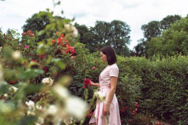 Bahar parkında genç bir kadın