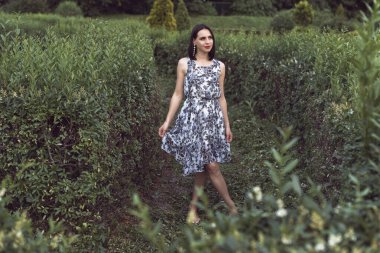 Bahar parkında genç bir kadın