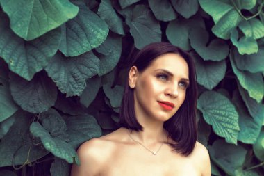 Bahar parkında genç bir kadın