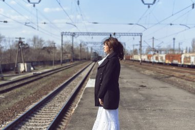 Eski tren istasyonundaki genç kadın.