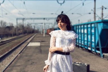 Eski tren istasyonundaki genç kadın.