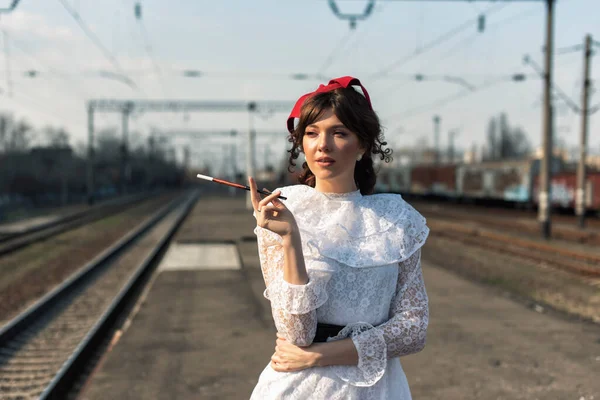 Mujer Joven Vieja Parada Tren — Foto de Stock