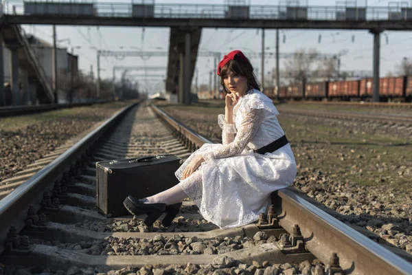 Mujer Joven Vieja Parada Tren — Foto de Stock