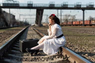 Eski tren istasyonundaki genç kadın.