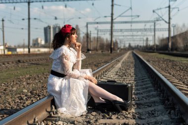 Eski tren istasyonundaki genç kadın.