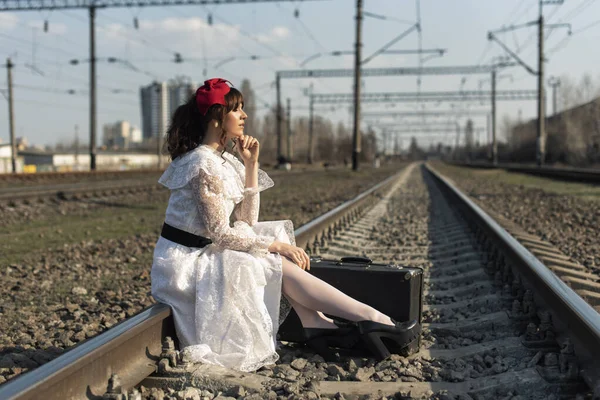 Mujer Joven Vieja Parada Tren — Foto de Stock